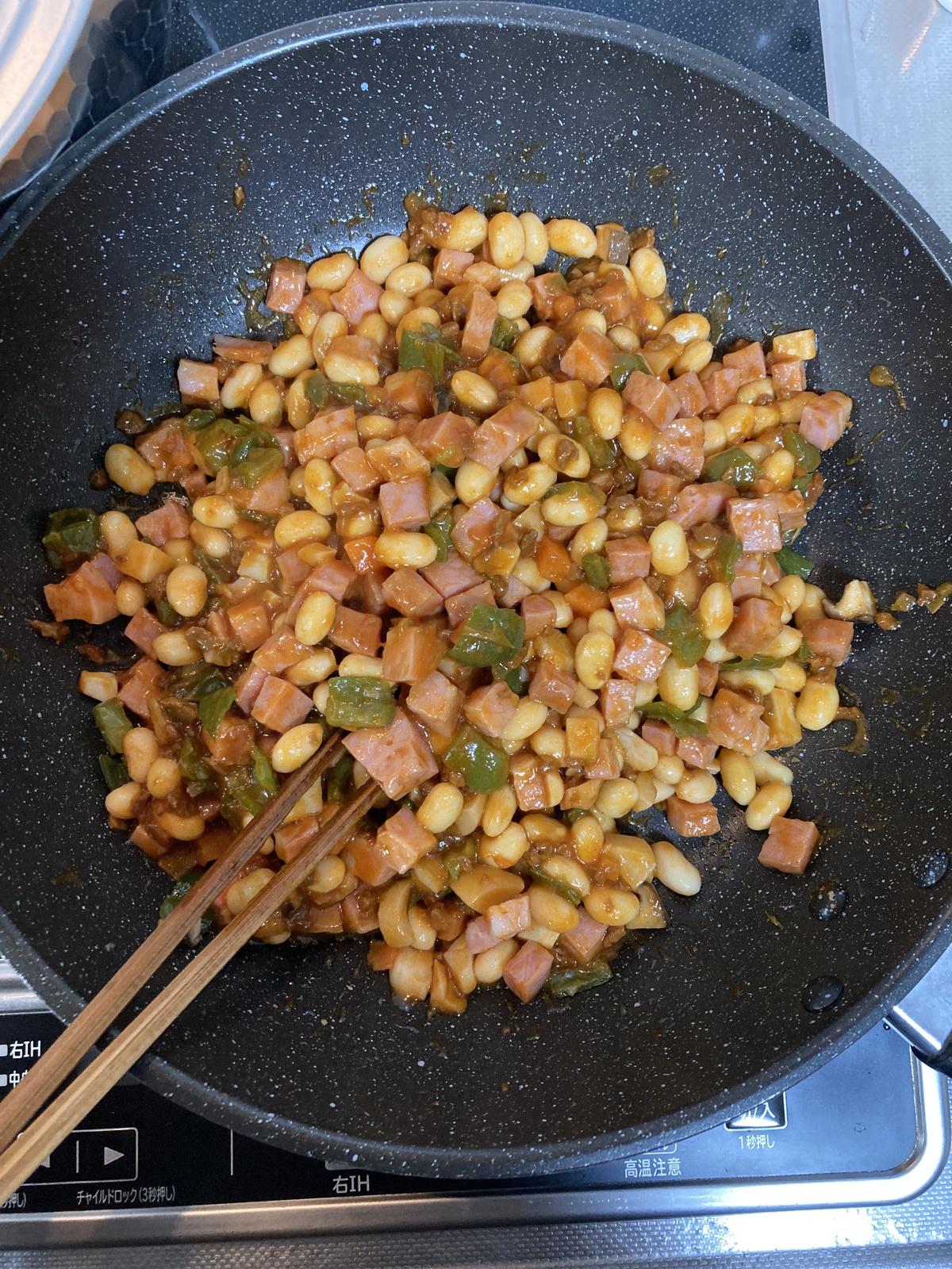 調理中　- 乾燥大豆を茹でてベーコンと炒めてボロネーゼ風【お料理実況】